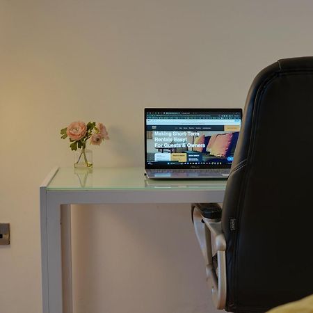 Stylish 2 Bed Apt 18 - City Centre, Free Parking, Espresso Machine & Netflix - Hosted By Stay Host Save Sheffield Esterno foto